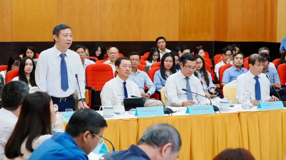 PGS-TS Dương Anh Đức điều hành toạ đàm. Ảnh: HOÀNG HÙNG