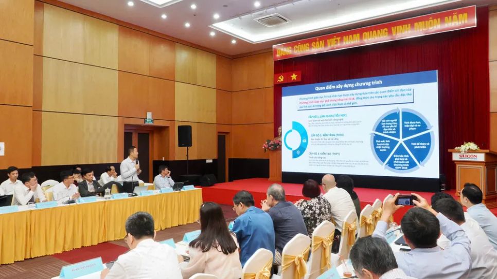 Quang cảnh buổi toạ đàm. Ảnh: HOÀNG HÙNG