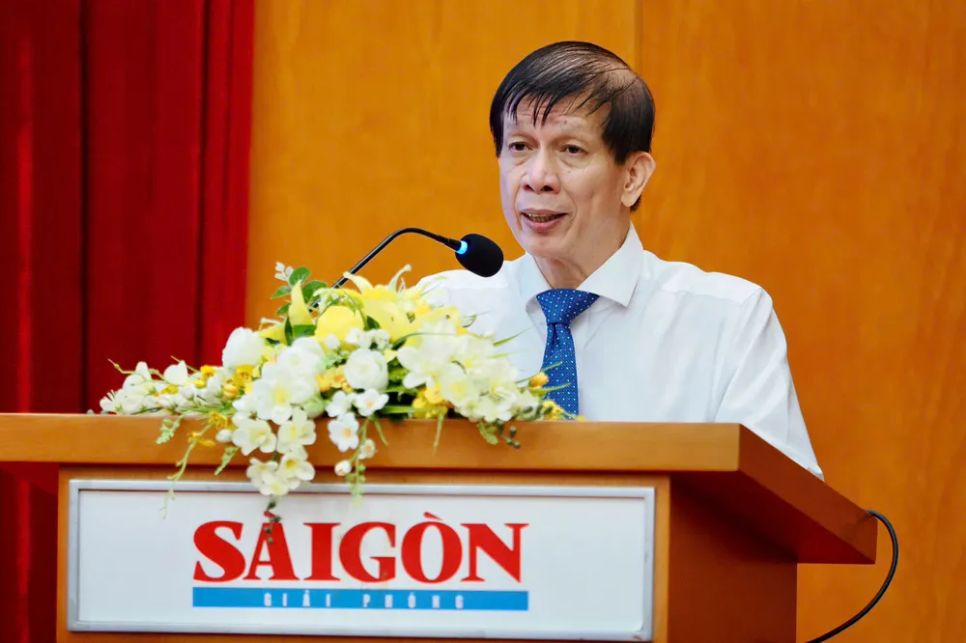 Quyền Tổng Biên tập Báo Sài Gòn Giải Phóng Nguyễn Khắc Văn phát biểu khai mạc toạ đàm. Ảnh: HOÀNG HÙNG