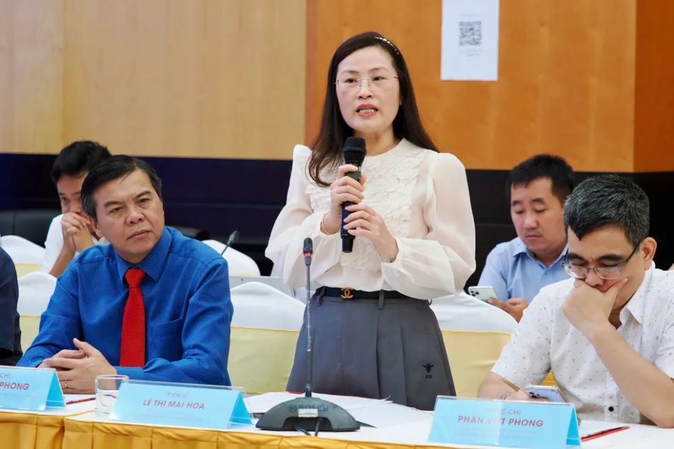 TS. Lê Thị Mai Hoa, Phó Vụ trưởng, Vụ Giáo dục Ban Tuyên giáo và Dân vận Trung ương trình bày tham luận tại hội thảo. Ảnh: HOÀNG HÙNG