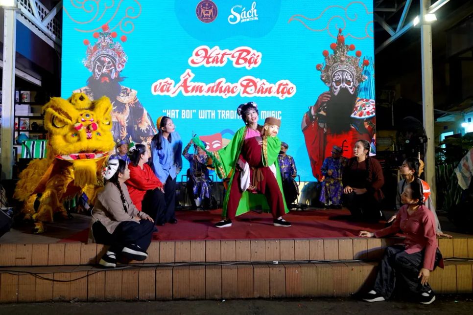 Nghệ sĩ Kiều My và các nghệ sĩ trẻ Nhà hát Nghệ thuật Hát bội TPHCM biểu diễn tiết mục 