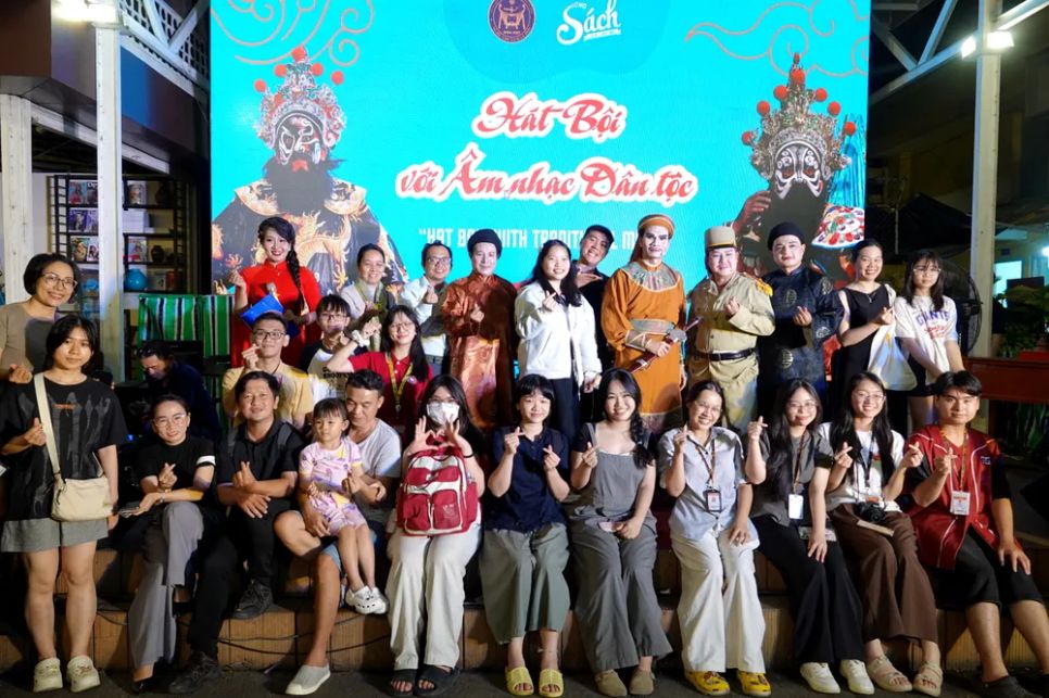 Nghệ sĩ Nhà hát Nghệ thuật Hát bội TPHCM chụp ảnh kỷ niệm với đông đảo khán giả. Ảnh: THÚY BÌNH