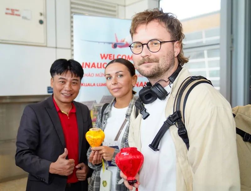 Đại diện Vietjet - Giám đốc VP Miền Trung Vietjet - ông Trần Hoàng Linh chào đón và tặng quà hành khách trên chuyến bay khai trương Đại diện Vietjet - Giám đốc VP Miền Trung Vietjet - ông Trần Hoàng Linh chào đón và tặng quà hành khách trên chuyến bay khai trương