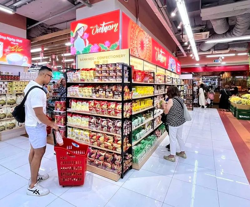 Người tiêu dùng mua sắm các sản phẩm Việt Nam làm quà tặng tại siêu thị WinMart Người tiêu dùng mua sắm các sản phẩm Việt Nam làm quà tặng tại siêu thị WinMart