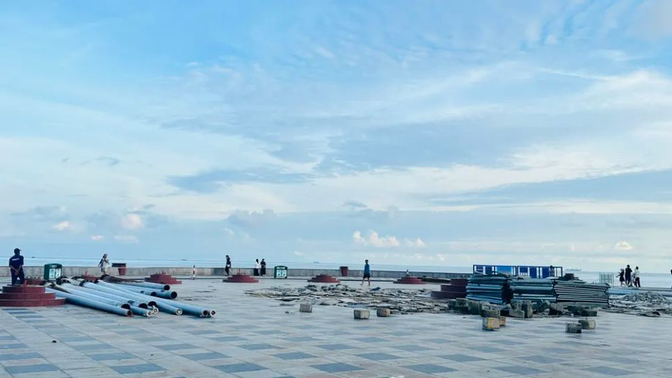 Khu vực cột cờ Bãi Sau đang được tháo dỡ để thi công biểu tượng Cá Ông. Ảnh: QUANG VŨ