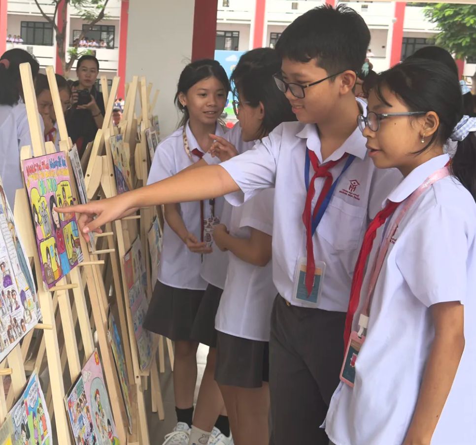 Học sinh tham quan triển lãm tranh tại hoạt động của dự án Công tắc khoa học năm 2025. Ảnh: KIM HUYỀN Học sinh tham quan triển lãm tranh tại hoạt động của dự án Công tắc khoa học năm 2025. Ảnh: KIM HUYỀN