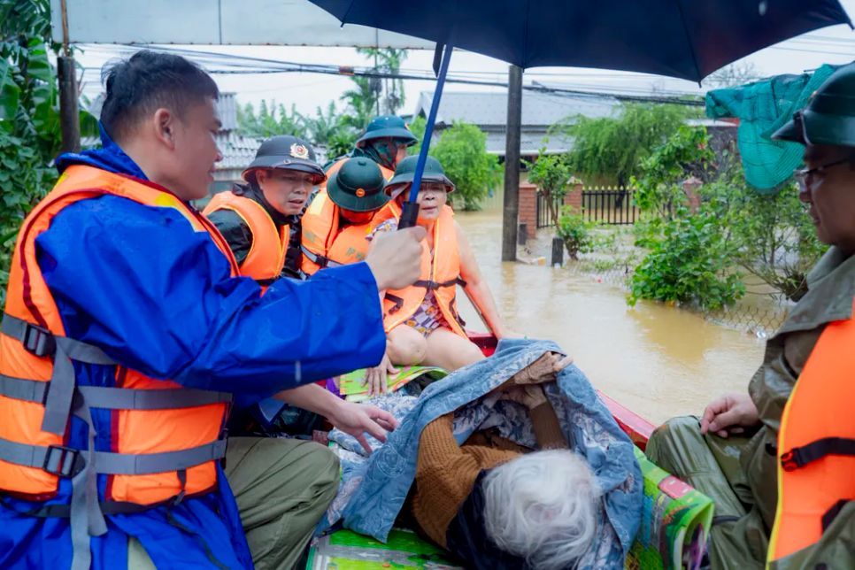 Khẩn cấp đưa 30 bệnh nhân ở Huế đi tránh lũ Khẩn cấp đưa 30 bệnh nhân ở Huế đi tránh lũ