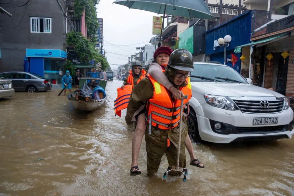 Khẩn cấp đưa 30 bệnh nhân ở Huế đi tránh lũ Khẩn cấp đưa 30 bệnh nhân ở Huế đi tránh lũ