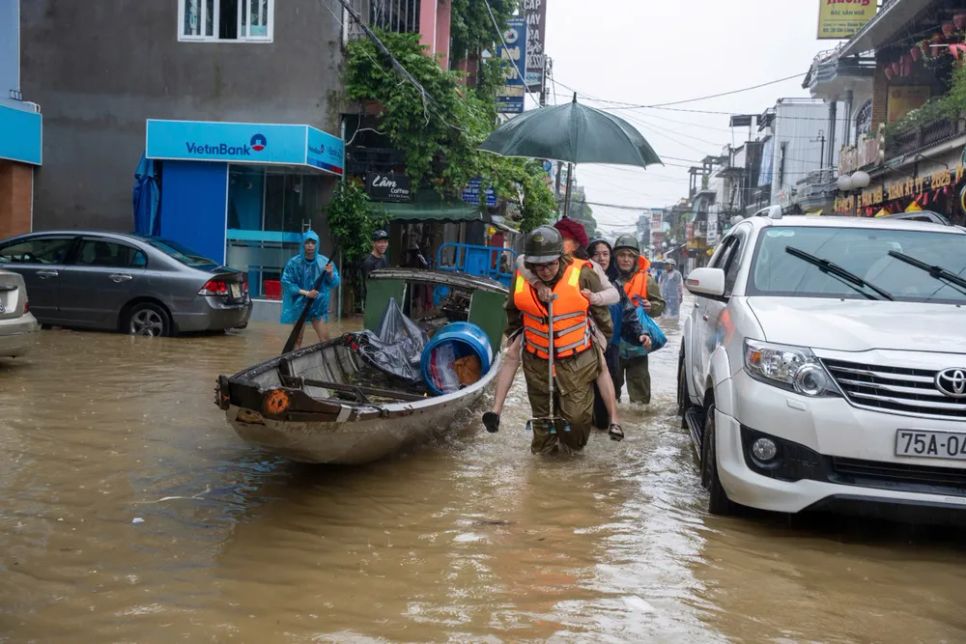 Khẩn cấp đưa 30 bệnh nhân ở Huế đi tránh lũ Khẩn cấp đưa 30 bệnh nhân ở Huế đi tránh lũ