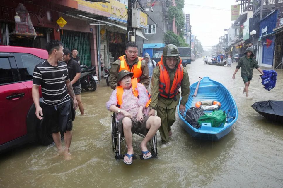 Khẩn cấp đưa 30 bệnh nhân ở Huế đi tránh lũ Khẩn cấp đưa 30 bệnh nhân ở Huế đi tránh lũ