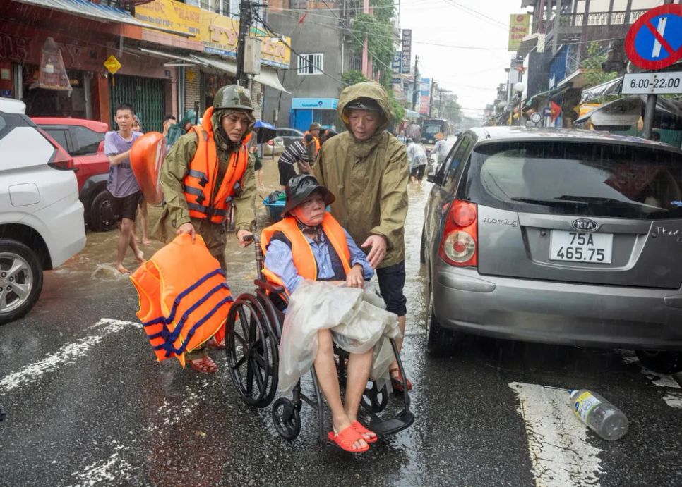 Khẩn cấp đưa 30 bệnh nhân ở Huế đi tránh lũ Khẩn cấp đưa 30 bệnh nhân ở Huế đi tránh lũ