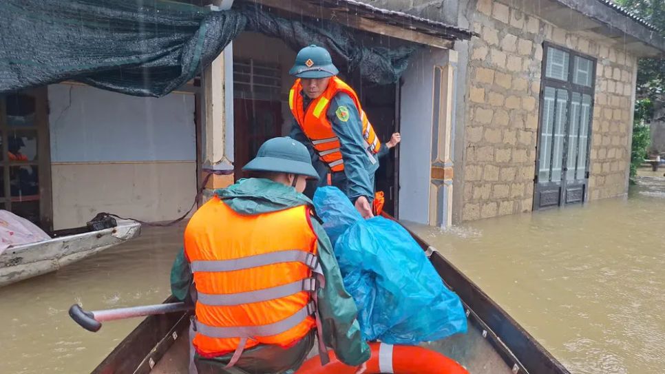 Khẩn cấp đưa 30 bệnh nhân ở Huế đi tránh lũ Khẩn cấp đưa 30 bệnh nhân ở Huế đi tránh lũ