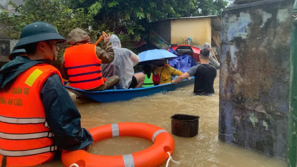 Khẩn cấp đưa 30 bệnh nhân ở Huế đi tránh lũ Khẩn cấp đưa 30 bệnh nhân ở Huế đi tránh lũ