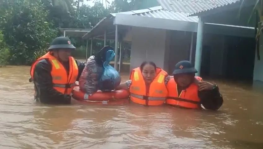 Khẩn cấp đưa 30 bệnh nhân ở Huế đi tránh lũ Khẩn cấp đưa 30 bệnh nhân ở Huế đi tránh lũ