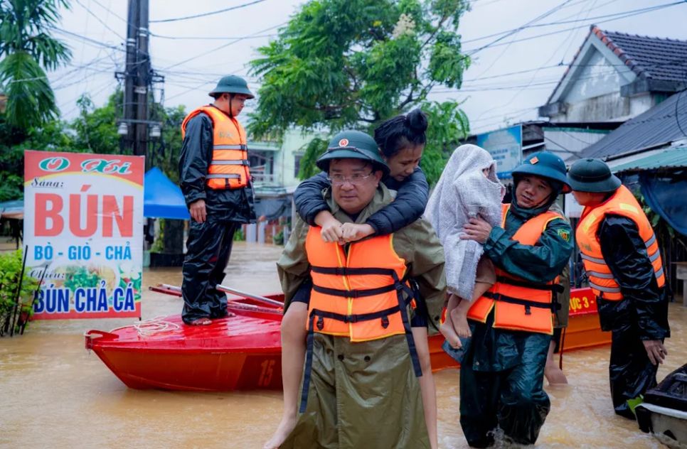 Khẩn cấp đưa 30 bệnh nhân ở Huế đi tránh lũ Khẩn cấp đưa 30 bệnh nhân ở Huế đi tránh lũ