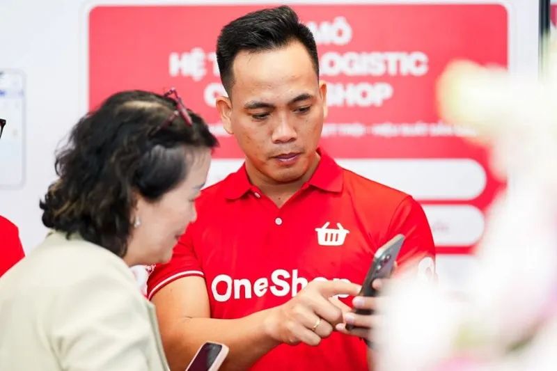 Tiểu thương tìm hiểu ứng dụng số miễn phí OneShop. Tiểu thương tìm hiểu ứng dụng số miễn phí OneShop.