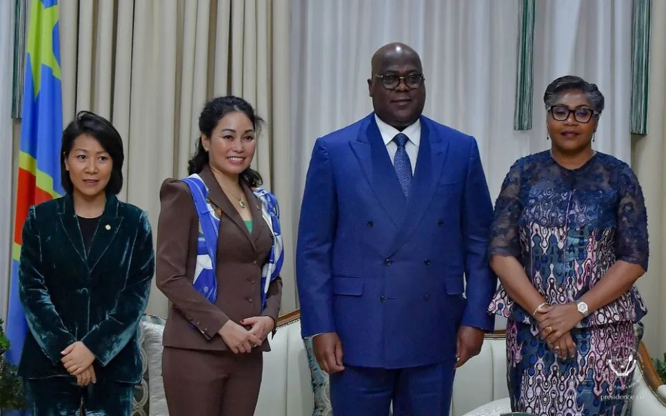 Tổng thống CHDC Congo - ông Félix Tshisekedi (thứ 2 từ phải sang), Thủ tướng CHDC Congo - Bà Judith Suminwa Tuluka (ngoài cùng bên phải) và Bà Lê Thị Thu Thuỷ - Phó Chủ tịch Vingroup (thứ 2 từ trái sang) trong buổi trao đổi hợp tác tại Congo. Nguồn ảnh: https://presidence.cd/ Tổng thống CHDC Congo - ông Félix Tshisekedi (thứ 2 từ phải sang), Thủ tướng CHDC Congo - Bà Judith Suminwa Tuluka (ngoài cùng bên phải) và Bà Lê Thị Thu Thuỷ - Phó Chủ tịch Vingroup (thứ 2 từ trái sang) trong buổi trao đổi hợp tác tại Congo. Nguồn ảnh: https://presidence.cd/
