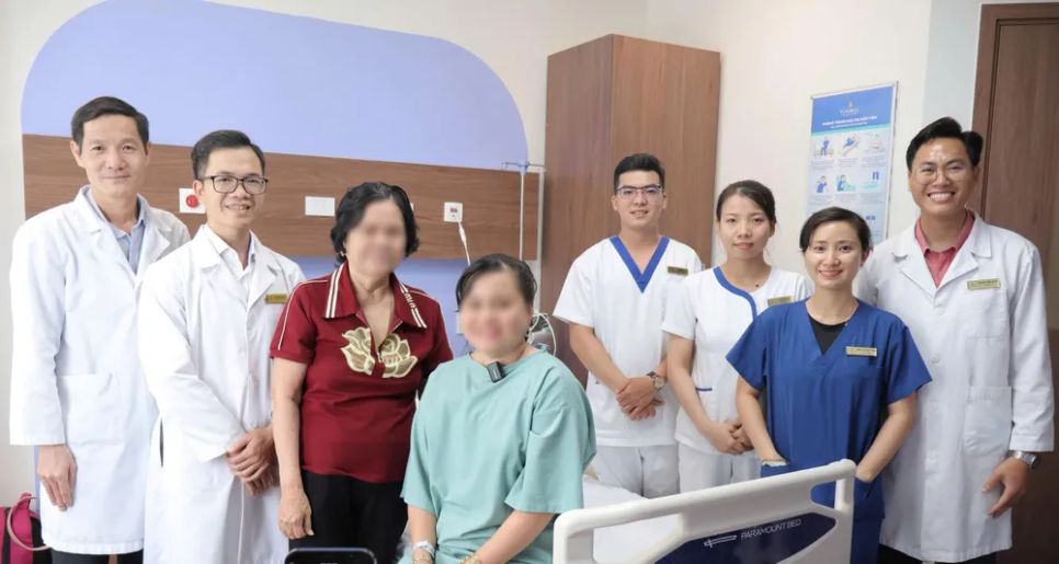 Bệnh nhân cùng nụ cười tự tin bên các bác sĩ Vinmec