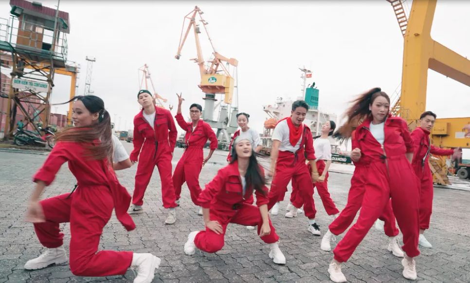 Cảng Hải Phòng là một trong những điểm làm bối cảnh quay của video