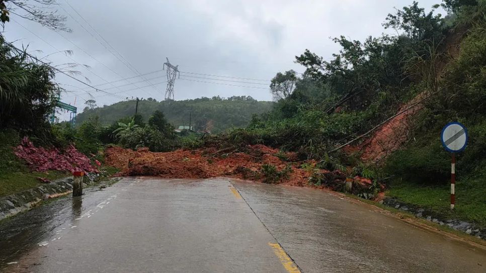 Một điểm sạt lở mới xảy ra rạng sáng nay trên đèo Lò Xo. Ảnh: A SÔ LAI