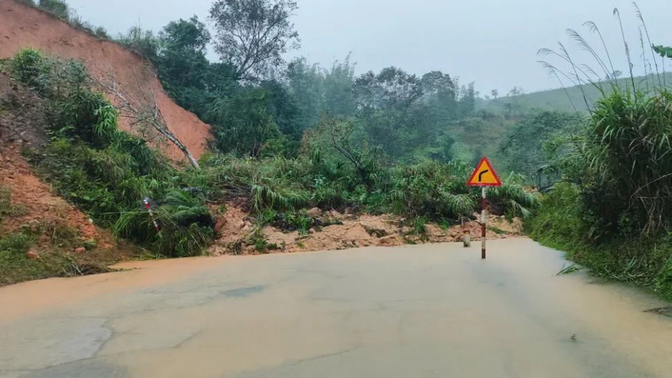Quảng Ngãi: Đèo Lò Xo tiếp tục sạt lở, giao thông ách tắc nghiêm trọng