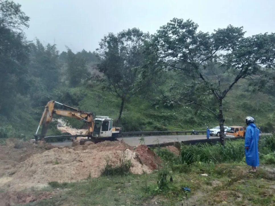 Quảng Ngãi: Đèo Lò Xo tiếp tục sạt lở, giao thông ách tắc nghiêm trọng