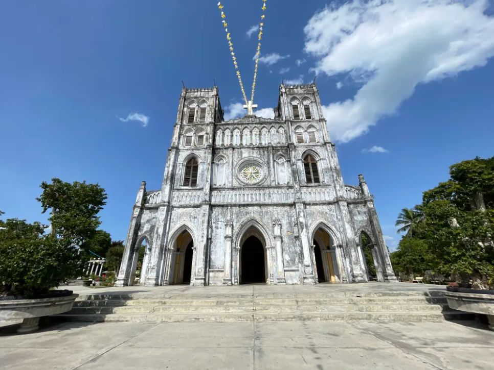 Nhà thờ Mằng Lăng được xây dựng vào năm 1892 bởi linh mục Joseph de La Cassagne