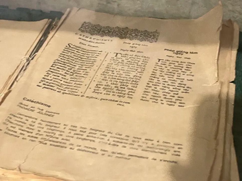 Nhà thờ Mằng Lăng là nơi lưu giữ cuốn sách chữ quốc ngữ đầu tiên - Phép giảng tám ngày của linh mục Alexandre de Rhodes in năm 1651 tại Roma, Ý