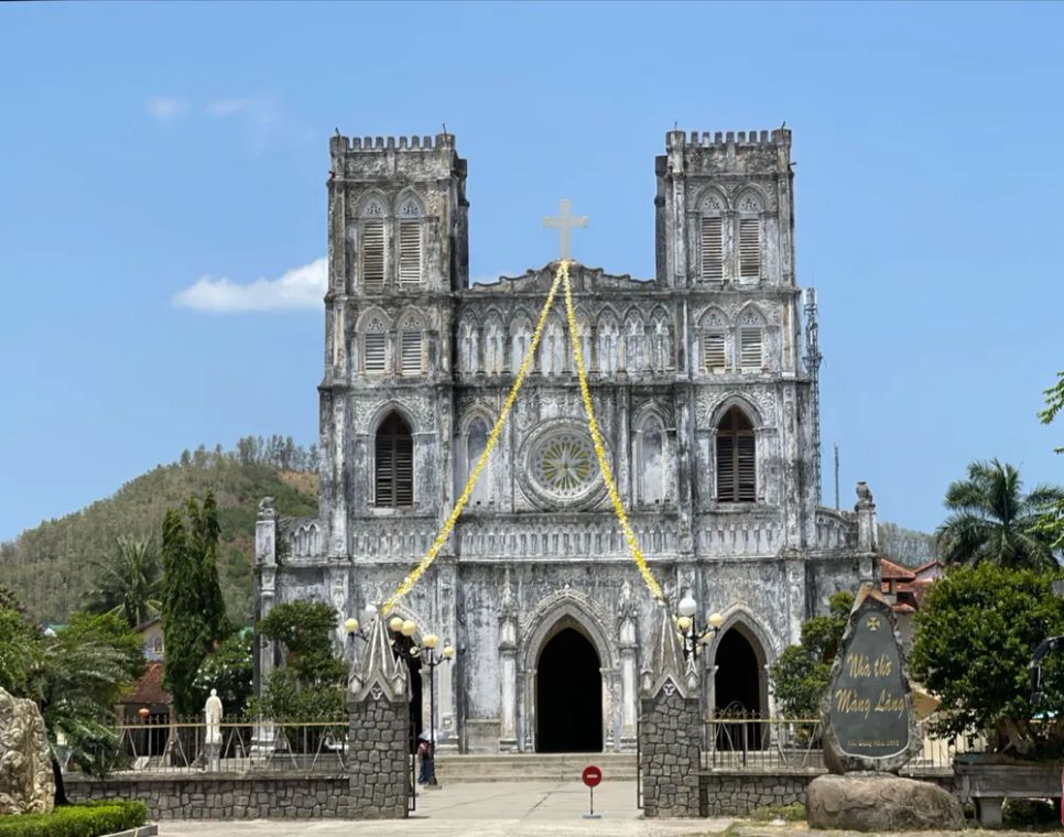 Nhà thờ Mằng Lăng tọa lạc tại xã Tuy An Đông, thuộc phía Đông tỉnh Đắk Lắk.