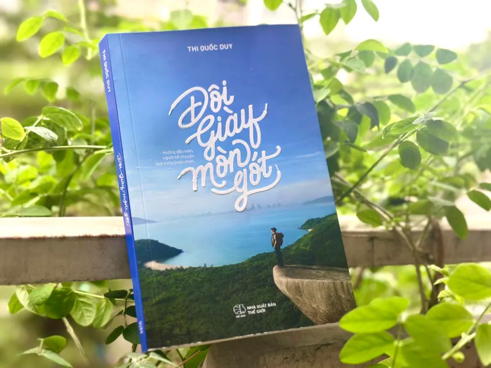 Với gần 300 trang, cuốn sách hé mở câu chuyện hậu trường của nghề hướng dẫn viên dưới góc nhìn của người trong cuộc, chân thực và giàu trải nghiệm Với gần 300 trang, cuốn sách hé mở câu chuyện hậu trường của nghề hướng dẫn viên dưới góc nhìn của người trong cuộc, chân thực và giàu trải nghiệm