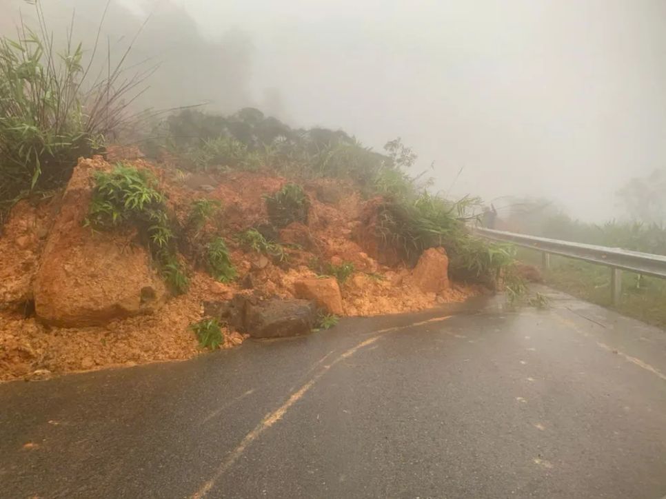 Lâm Đồng: Đèo Đại Ninh tiếp tục sạt lở, giao thông ách tắc hoàn toàn