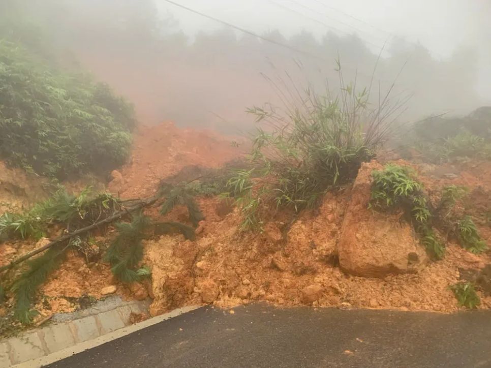 Lâm Đồng: Đèo Đại Ninh tiếp tục sạt lở, giao thông ách tắc hoàn toàn