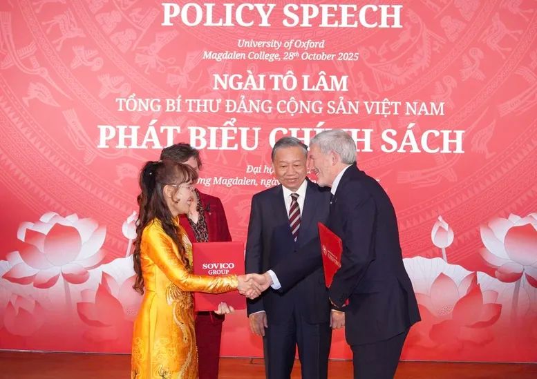 Tổng Bí thư Tô Lâm (thứ 3, trái) và Giáo sư Irene Tracey – Hiệu trưởng Đại học Oxford (thứ 2, trái) chứng kiến Tiến sĩ Nguyễn Thị Phương Thảo (bìa trái) cùng Tiến sĩ Nick Leimu-Brown – Hiệu trưởng Đại học Linacre, Oxford (bìa phải) trao thoả thuận Chương trình Học bổng Tiên phong Oxford Tổng Bí thư Tô Lâm (thứ 3, trái) và Giáo sư Irene Tracey – Hiệu trưởng Đại học Oxford (thứ 2, trái) chứng kiến Tiến sĩ Nguyễn Thị Phương Thảo (bìa trái) cùng Tiến sĩ Nick Leimu-Brown – Hiệu trưởng Đại học Linacre, Oxford (bìa phải) trao thoả thuận Chương trình Học bổng Tiên phong Oxford