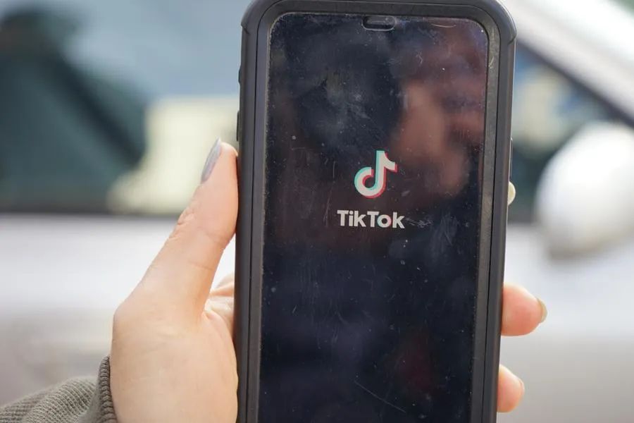Người dùng mở ứng dụng TikTok. Ảnh: XINHUA Người dùng mở ứng dụng TikTok. Ảnh: XINHUA