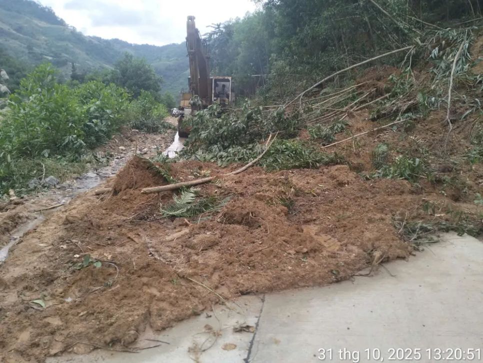 Đến chiều ngày 31-10, xã Sơn Tây Hạ vẫn đang khắc phục hậu quả mưa lũ