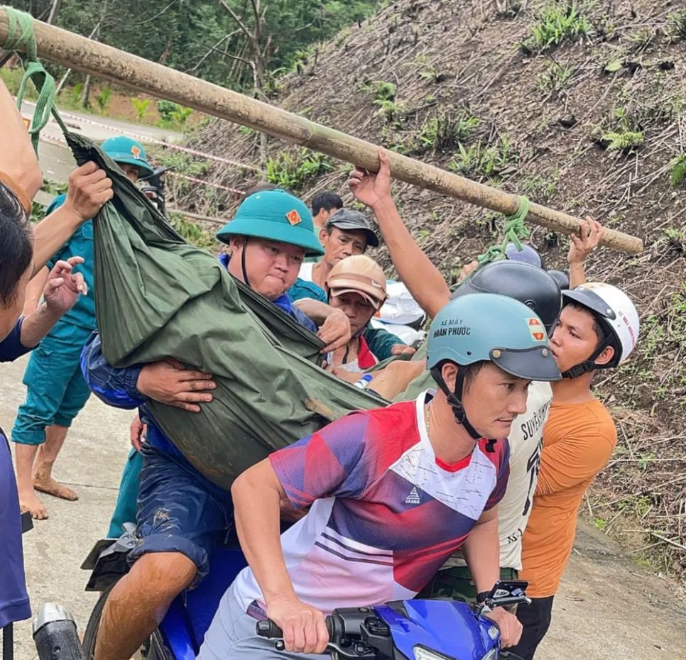 Khi qua các điểm sạt lở, người dân hỗ trợ vượt từng tuyến