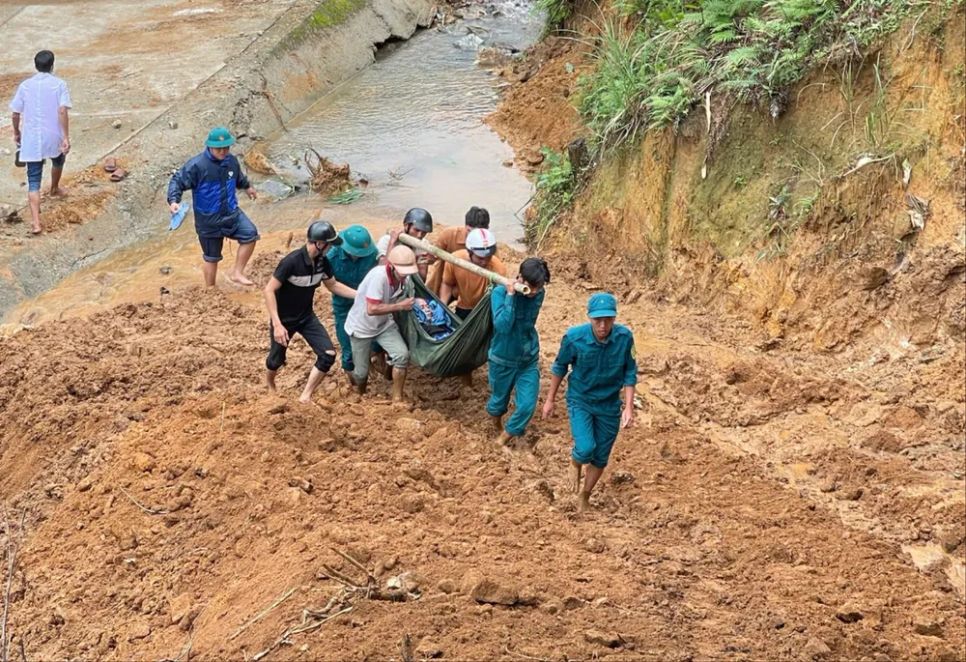 Khiêng võng đưa bệnh nhân đi bệnh viện cấp cứu. Ảnh: UBND xã Sơn Tây Hạ