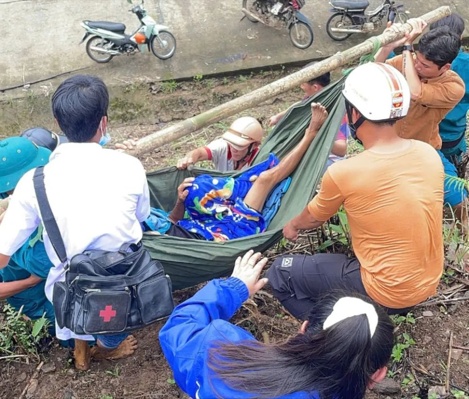 Vượt đồi núi đưa bệnh nhân xuống núi