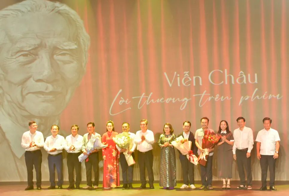 Phó Bí thư Thành ủy TPHCM Nguyễn Phước Lộc tặng hoa chúc mừng các nghệ sĩ, đạo diễn thực hiện chương trình