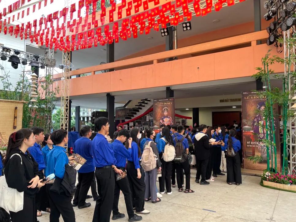 Rất đông công chúng đến xem vở diễn