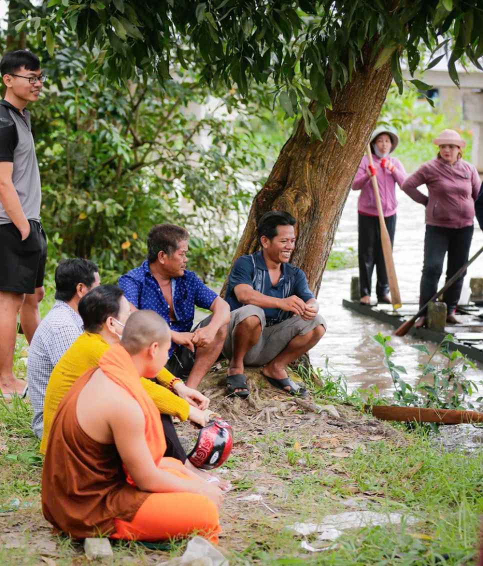 Các cổ động viên của chị em lúc tập luyện. Ảnh: Mr Chu