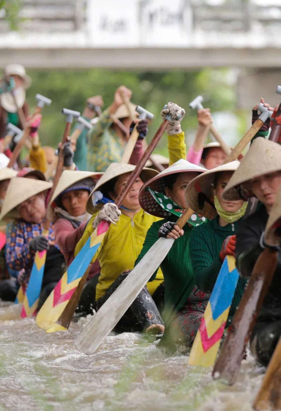 Các nữ vận động viên chùa Ô Chum rèn luyện kỹ thuật và thể lực. Ảnh: Mr Chu