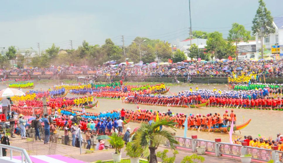 Giải đua ghe Ngo hàng năm tại Sóc Trăng (nay là TP Cần Thơ) quy tụ hàng ngàn vận động viên và thu hút hàng trăm ngàn người dân và du khách đến xem. Ảnh: Tuấn Quang <br>