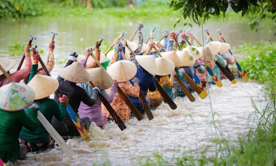 Hình ảnh các nữ vận động viên ghe Ngo chùa Ô Chum trong chiếc nón lá tập luyện vào mỗi chiều. <br> Ảnh: Mr Chu