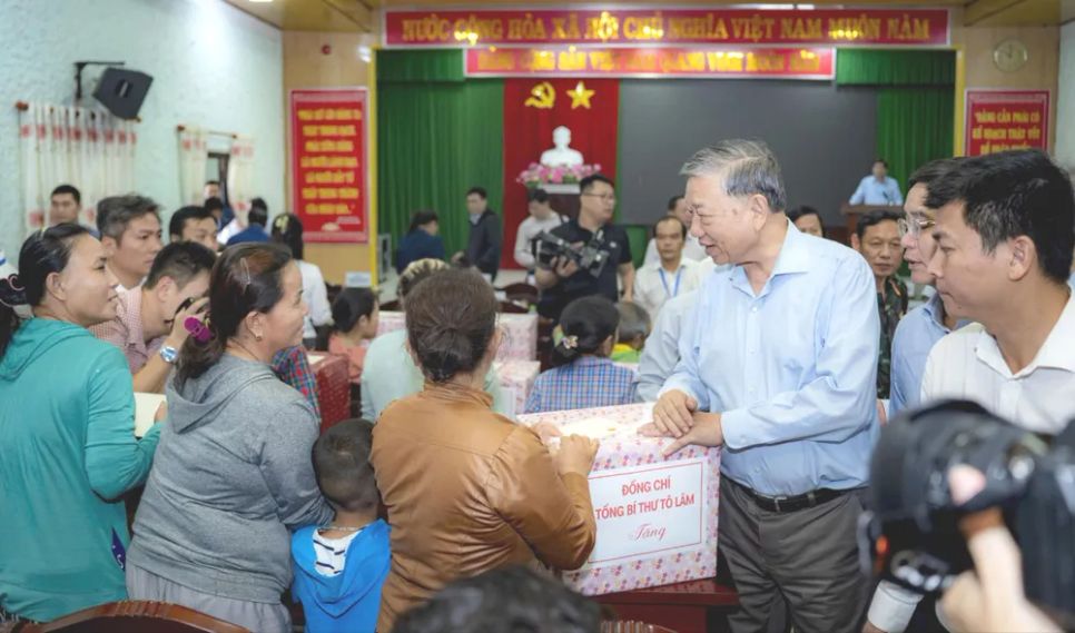 Tổng Bí thư Tô Lâm thăm hỏi, động viên bà con vùng lũ ở Huế Tổng Bí thư Tô Lâm thăm hỏi, động viên bà con vùng lũ ở Huế