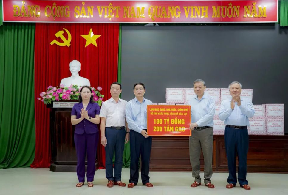 Tổng Bí thư Tô Lâm thăm hỏi, động viên bà con vùng lũ ở Huế Tổng Bí thư Tô Lâm thăm hỏi, động viên bà con vùng lũ ở Huế