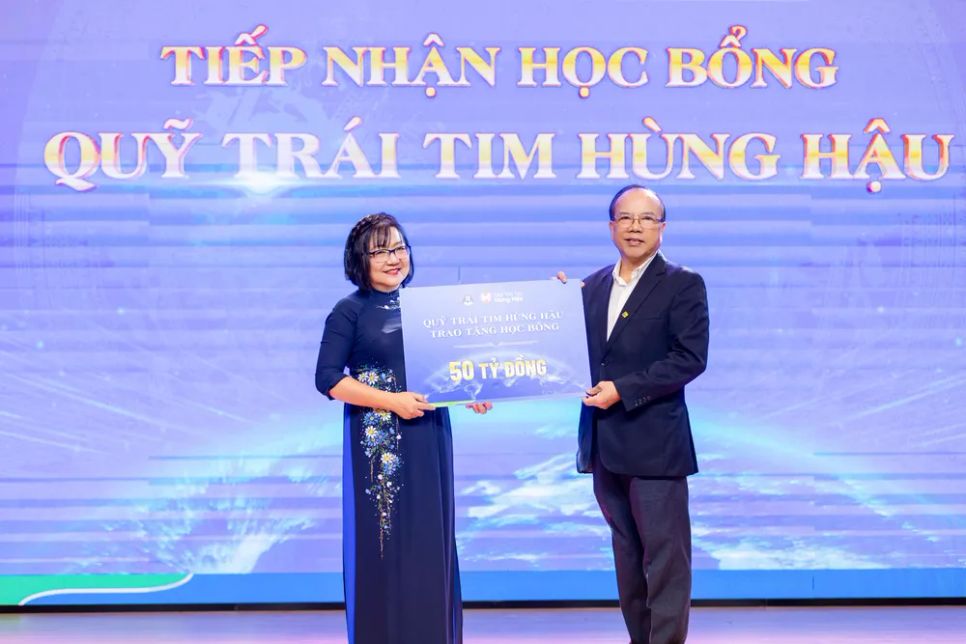 PGS. TS Nguyễn Thị Thu Trang, Phó Hiệu trưởng Trường Đại học Văn Hiến nhận học bổng 50 tỷ đồng từ Quỹ Trái tim Hùng Hậu
