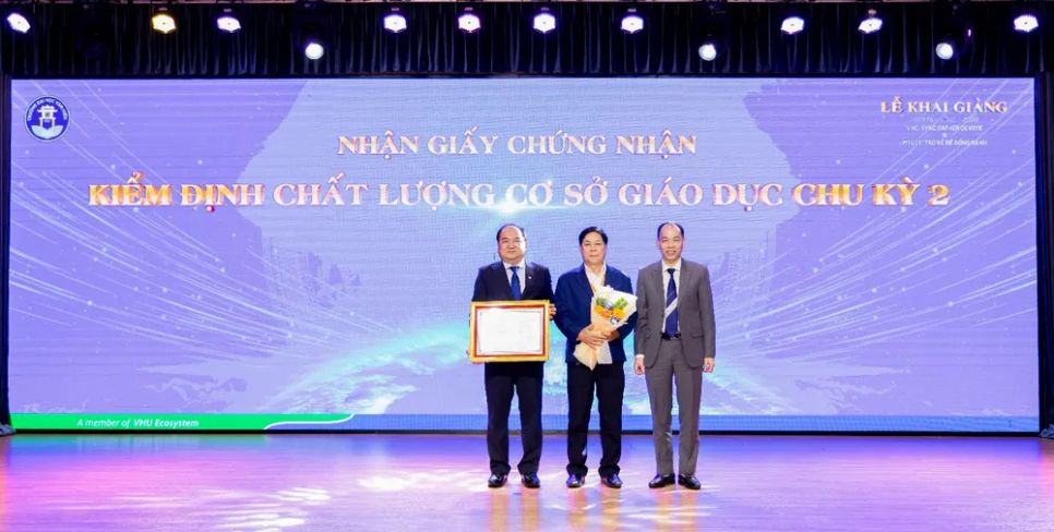 PGS.TS. Đinh Văn Dũng, Phó chủ tịch Hội đồng quản lý – Trung tâm Kiểm định chất lượng giáo dục – Đại học Quốc gia Hà Nội trao Giấy chứng nhận kiểm định chất lượng cơ sở giáo dục chu kỳ 2 cho Đại diện trường Đại học Văn Hiến tại Lễ Khai giảng năm học 2025 – 2026