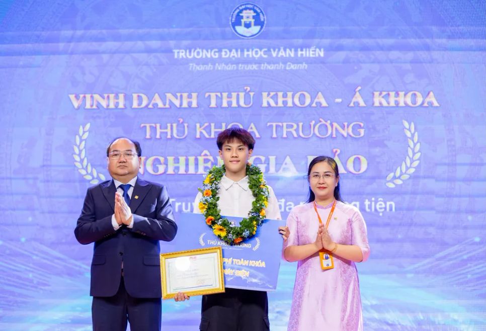 Sinh viên Nghiêm Gia Bảo, Thủ khoa trường nhận giấy khen và học bổng tại Lễ Khai giảng năm học 2025 – 2026