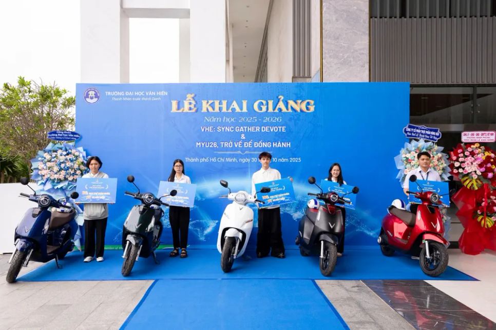 Thủ khoa, á khoa và tân sinh viên đạt từ 27.5 điểm nhận xe máy điện và học bổng tại Lễ Khai giảng Trường Đại học Văn Hiến năm học 2025 – 2026